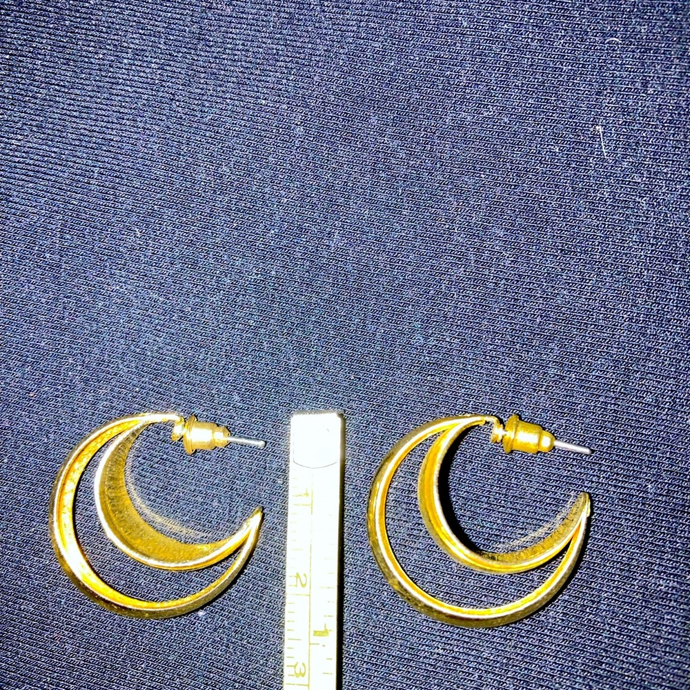 Classic  gold tone double hoop, approx 1 inch